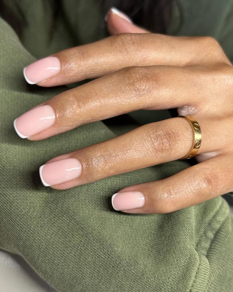 01-3-819x1024 Unhas Elegantes: 25 Inspirações Sofisticadas, Delicadas e Fáceis de Combinar