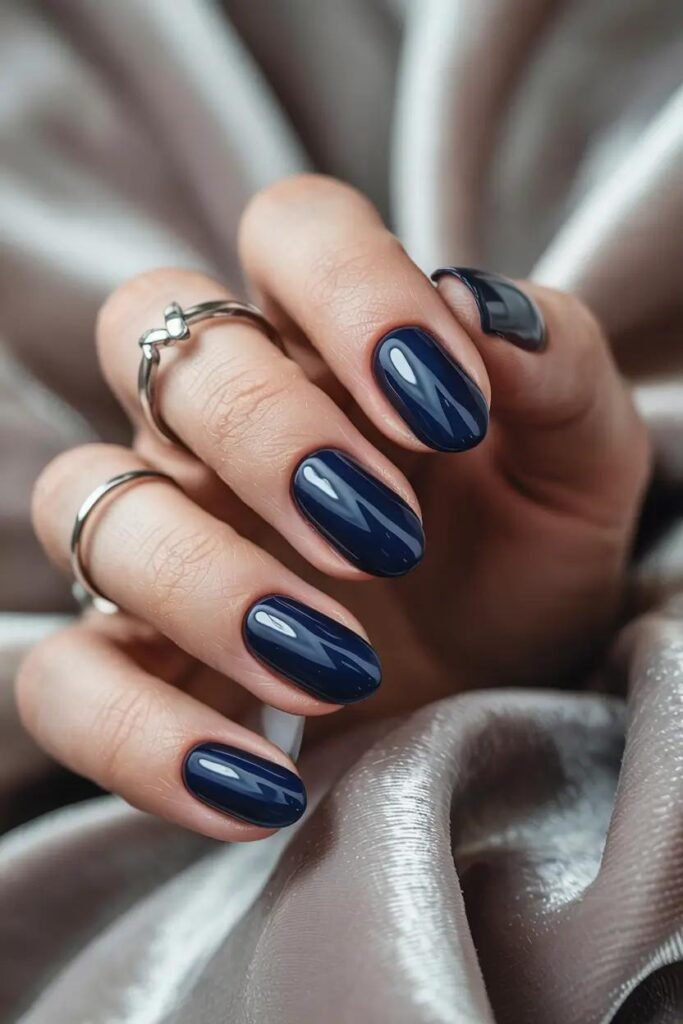 Unhas-azul-marinho-1-683x1024 Unhas Elegantes: 25 Inspirações Sofisticadas, Delicadas e Fáceis de Combinar