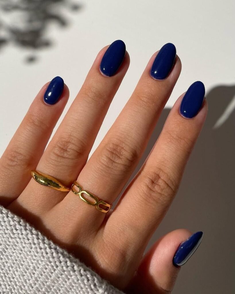 Unhas-azul-marinho-5-819x1024 Unhas Elegantes: 25 Inspirações Sofisticadas, Delicadas e Fáceis de Combinar