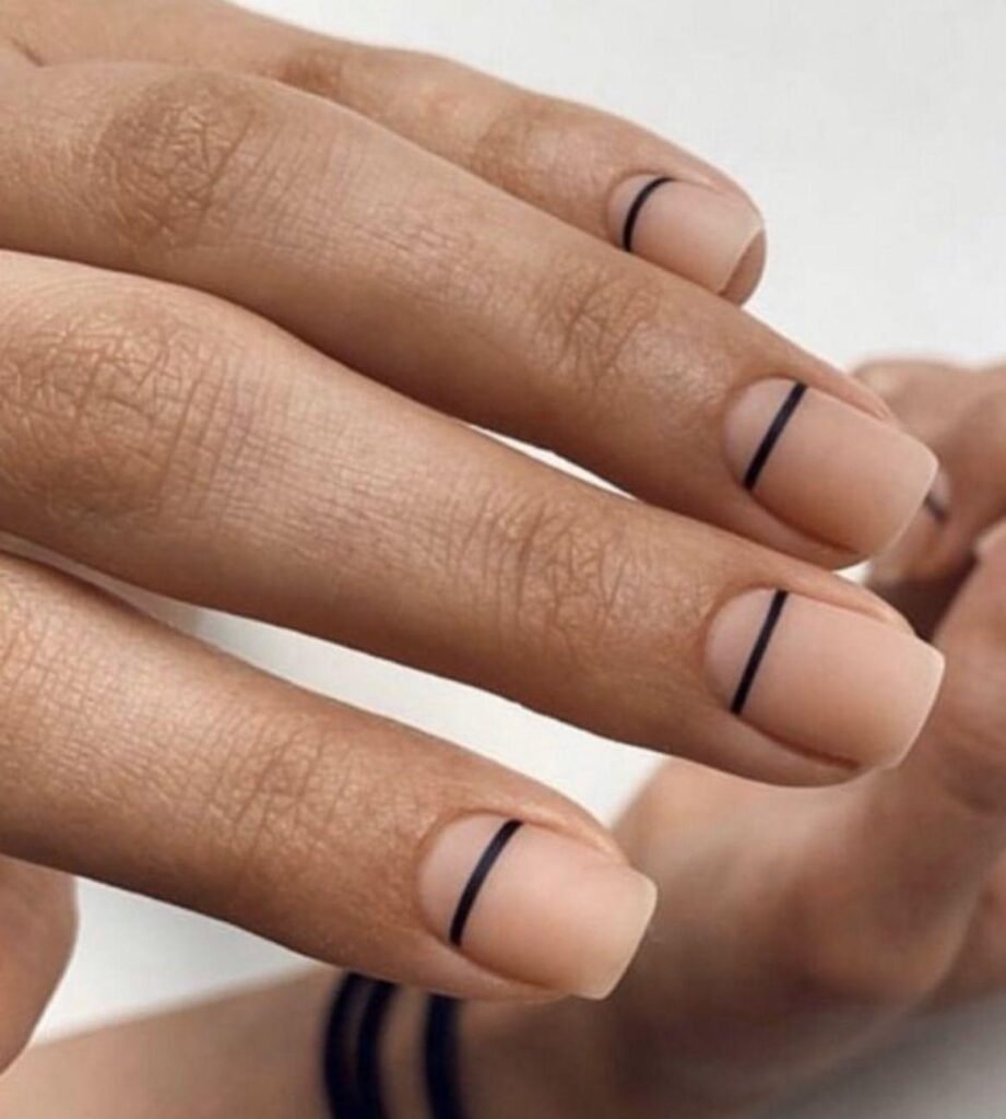 Unhas-com-linhas-finas-6-921x1024 Unhas Elegantes: 25 Inspirações Sofisticadas, Delicadas e Fáceis de Combinar