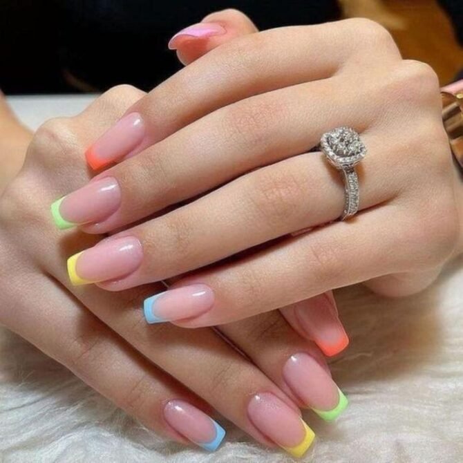 unhas-Francesinha-colorida-discreta-1 Unhas Elegantes: 25 Inspirações Sofisticadas, Delicadas e Fáceis de Combinar