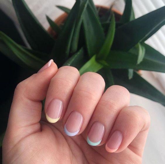 unhas-Francesinha-colorida-discreta-2 Unhas Elegantes: 25 Inspirações Sofisticadas, Delicadas e Fáceis de Combinar