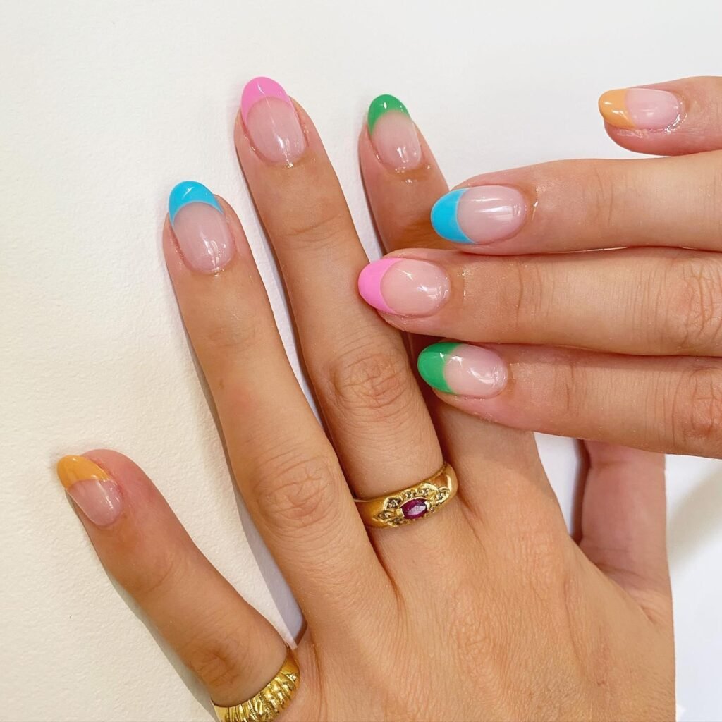 unhas-Francesinha-colorida-discreta-3-1024x1024 Unhas Elegantes: 25 Inspirações Sofisticadas, Delicadas e Fáceis de Combinar