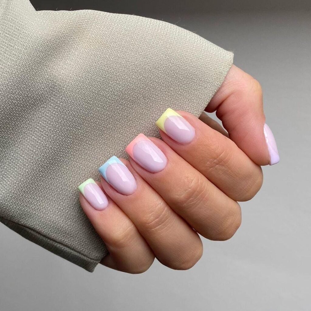 unhas-Francesinha-colorida-discreta-5-1024x1024 Unhas Elegantes: 25 Inspirações Sofisticadas, Delicadas e Fáceis de Combinar