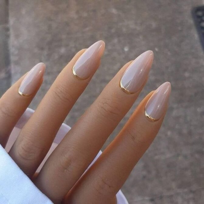 unhas-Nude-com-detalhe-dourado-1 Unhas Elegantes: 25 Inspirações Sofisticadas, Delicadas e Fáceis de Combinar
