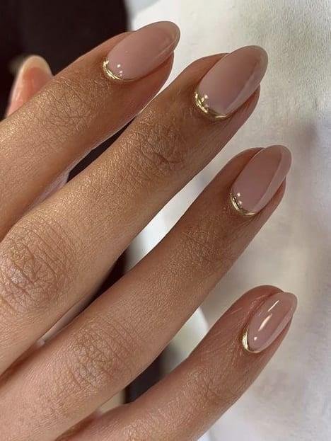 unhas-Nude-com-detalhe-dourado-3 Unhas Elegantes: 25 Inspirações Sofisticadas, Delicadas e Fáceis de Combinar