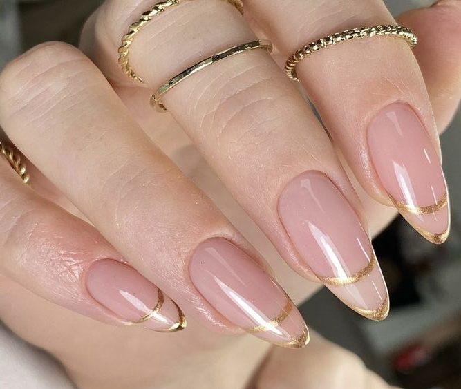 unhas-Nude-com-detalhe-dourado-4 Unhas Elegantes: 25 Inspirações Sofisticadas, Delicadas e Fáceis de Combinar