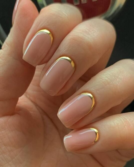 unhas-Nude-com-detalhe-dourado-6 Unhas Elegantes: 25 Inspirações Sofisticadas, Delicadas e Fáceis de Combinar
