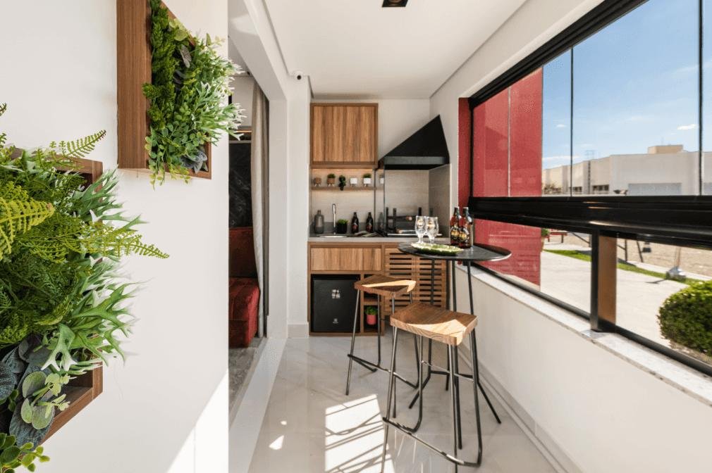 Bancada-compacta-com-banquetas-3 7 Ideias Inteligentes de Decoração para Varanda Gourmet Pequena