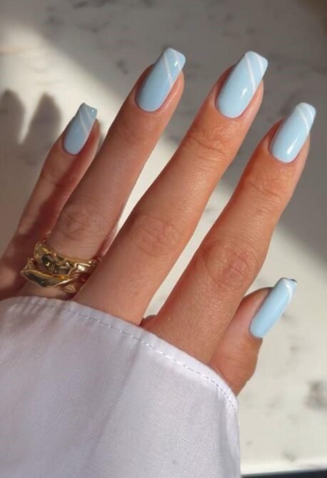 Unhas-azul-claro-delicadas-5 Unhas Decoradas em Tons de Azul: 25 Ideias Lindas para se Inspirar