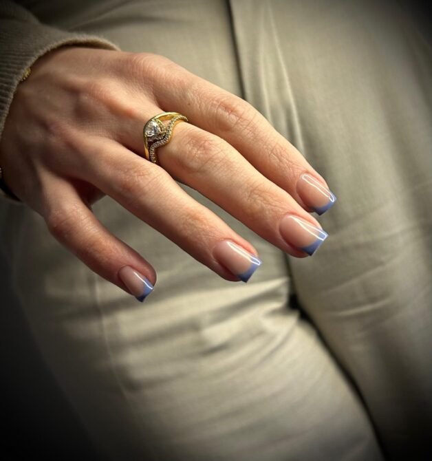 Francesinha-azul-1 Unhas Francesinhas: 20 Ideias Elegantes para Usar em Diferentes Ocasiões