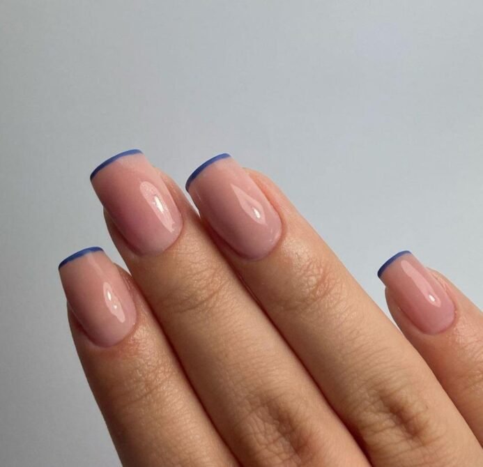 Francesinha-azul-2 Unhas Francesinhas: 20 Ideias Elegantes para Usar em Diferentes Ocasiões