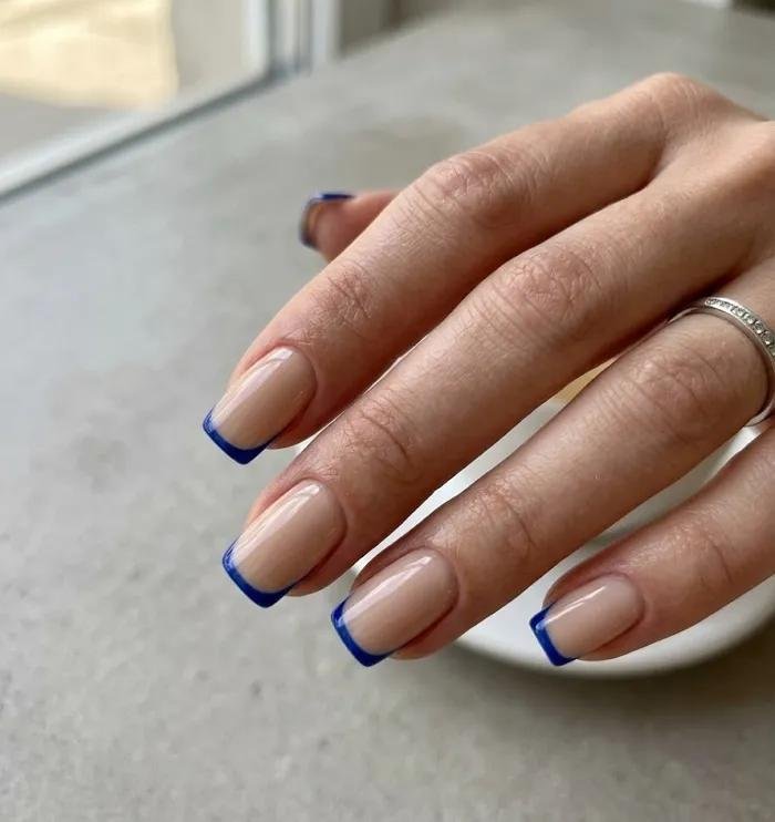 Francesinha-azul-5 Unhas Francesinhas: 20 Ideias Elegantes para Usar em Diferentes Ocasiões