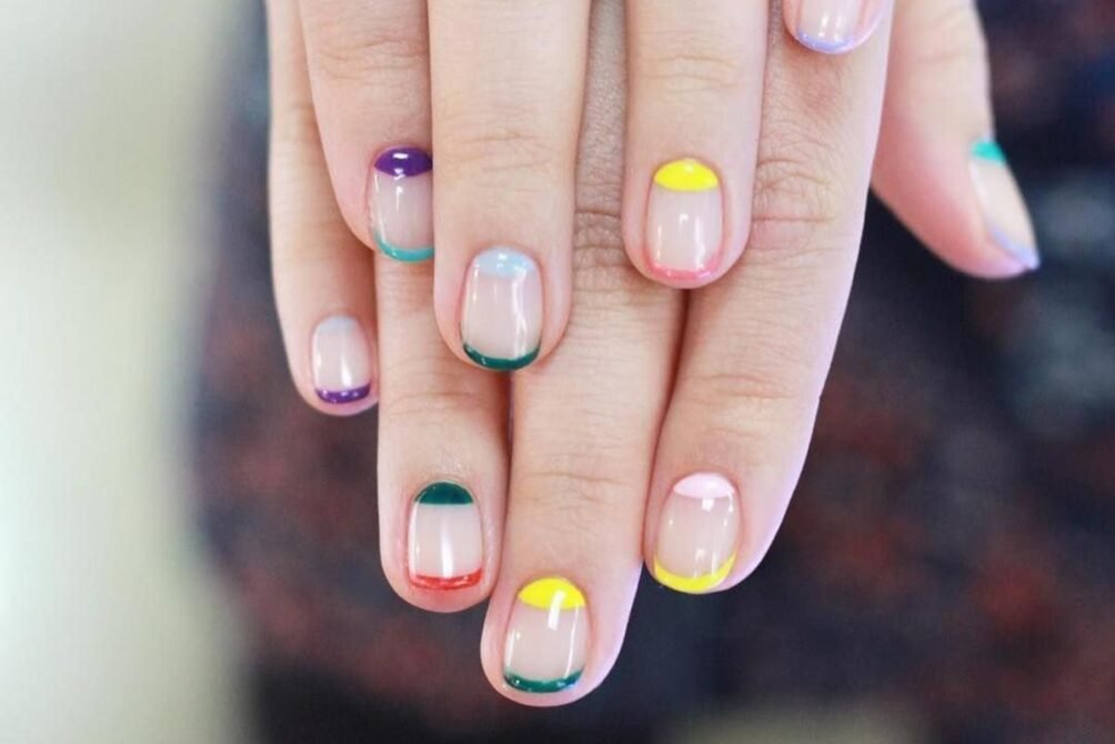 Francesinha-colorida-1 Unhas Curtas: 20 Ideias Elegantes e Fáceis para se Inspirar