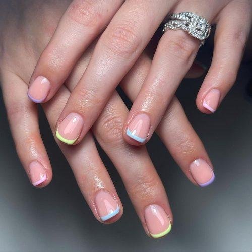 Francesinha-colorida-2 Unhas Curtas: 20 Ideias Elegantes e Fáceis para se Inspirar