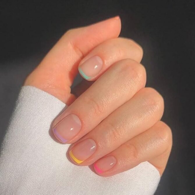 Francesinha-colorida-3 Unhas Curtas: 20 Ideias Elegantes e Fáceis para se Inspirar