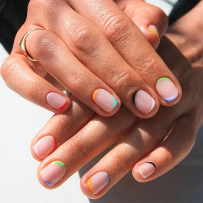 Francesinha-colorida-4 Unhas Curtas: 20 Ideias Elegantes e Fáceis para se Inspirar