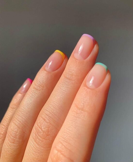 Francesinha-colorida-5 Unhas Curtas: 20 Ideias Elegantes e Fáceis para se Inspirar