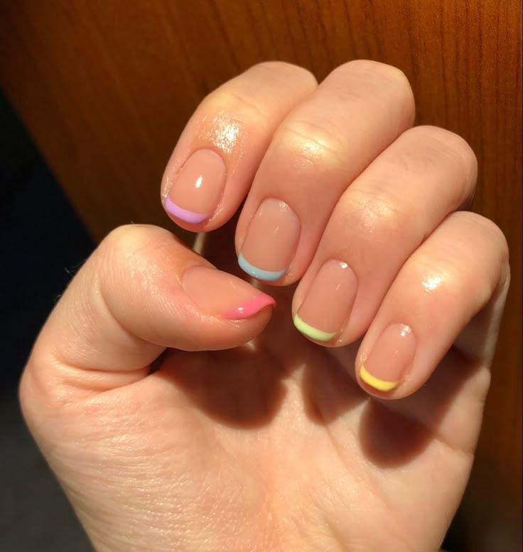 Francesinha-colorida-6 Unhas Curtas: 20 Ideias Elegantes e Fáceis para se Inspirar
