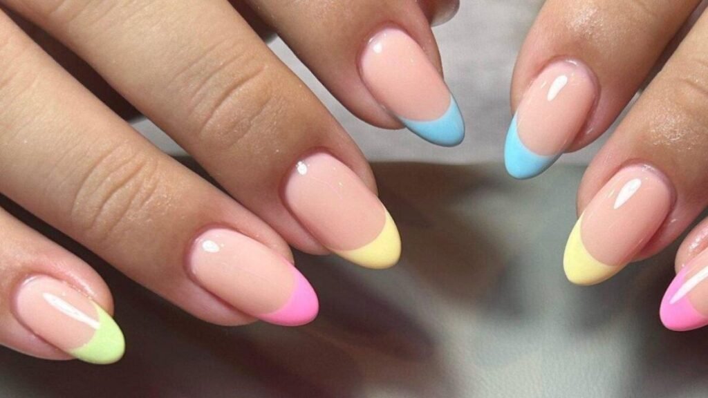 Francesinha-colorida-em-tons-pastel-2-1024x576 Unhas Francesinhas: 20 Ideias Elegantes para Usar em Diferentes Ocasiões
