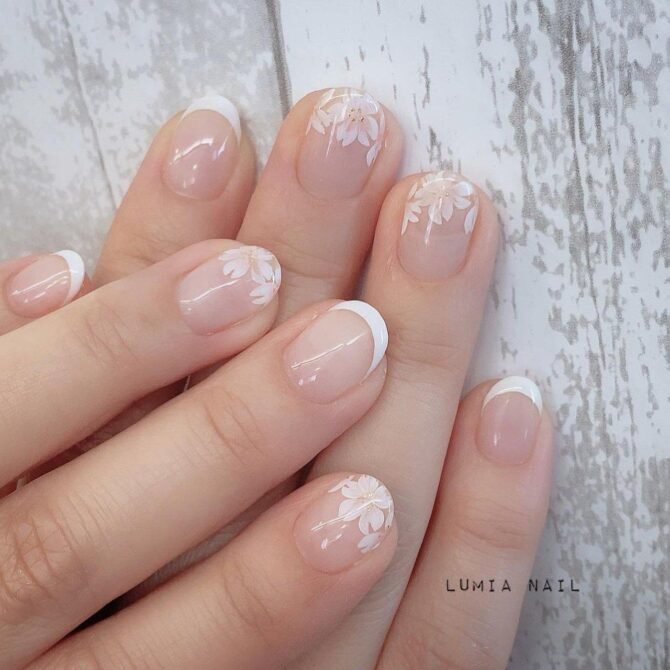 Francesinha-com-flores-2 Unhas Francesinhas: 20 Ideias Elegantes para Usar em Diferentes Ocasiões
