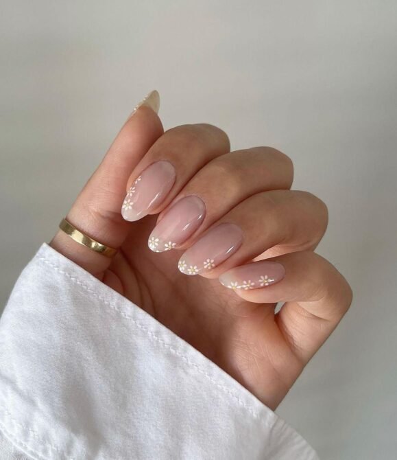 Francesinha-com-flores-4 Unhas Francesinhas: 20 Ideias Elegantes para Usar em Diferentes Ocasiões