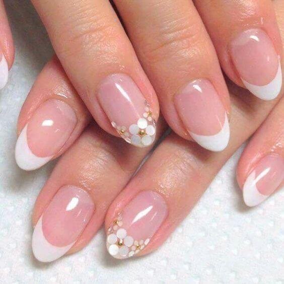 Francesinha-com-flores-6 Unhas Francesinhas: 20 Ideias Elegantes para Usar em Diferentes Ocasiões