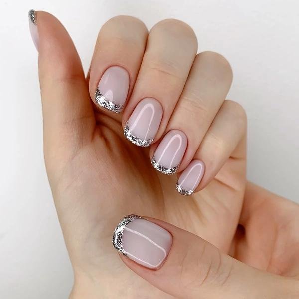 Francesinha-com-glitter-1 Unhas Francesinhas: 20 Ideias Elegantes para Usar em Diferentes Ocasiões