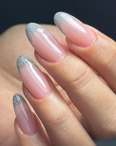 Francesinha-com-glitter-2 Unhas Francesinhas: 20 Ideias Elegantes para Usar em Diferentes Ocasiões