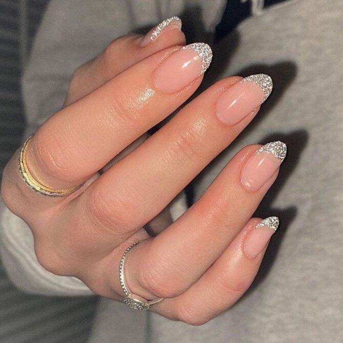 Francesinha-com-glitter-3 Unhas Francesinhas: 20 Ideias Elegantes para Usar em Diferentes Ocasiões