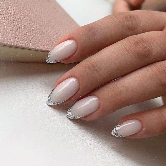 Francesinha-com-glitter-5 Unhas Francesinhas: 20 Ideias Elegantes para Usar em Diferentes Ocasiões