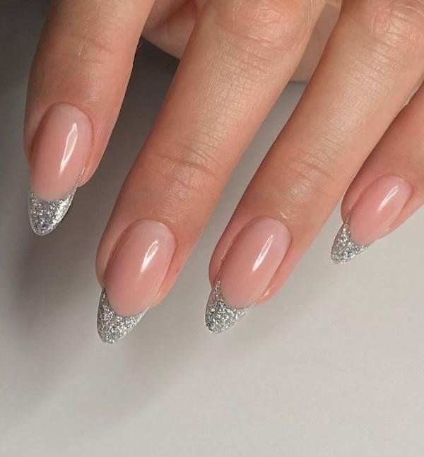 Francesinha-com-glitter-6 Unhas Francesinhas: 20 Ideias Elegantes para Usar em Diferentes Ocasiões