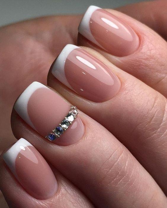 Francesinha-com-pedrarias-ou-strass-1 Unhas Francesinhas: 20 Ideias Elegantes para Usar em Diferentes Ocasiões