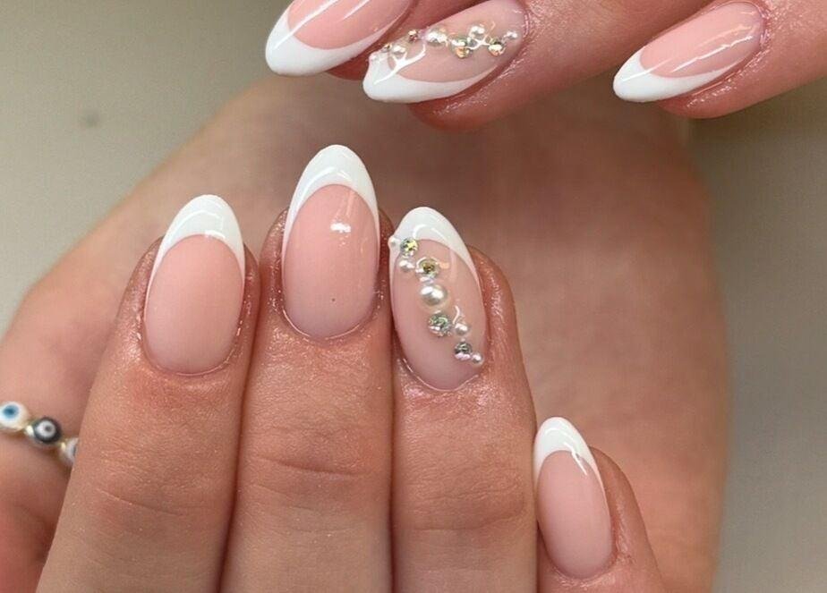 Francesinha-com-pedrarias-ou-strass-3 Unhas Francesinhas: 20 Ideias Elegantes para Usar em Diferentes Ocasiões