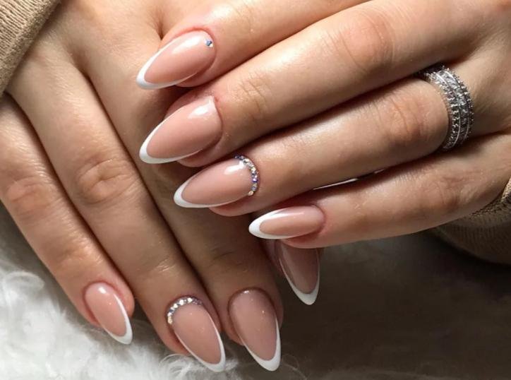 Francesinha-com-pedrarias-ou-strass-4 Unhas Francesinhas: 20 Ideias Elegantes para Usar em Diferentes Ocasiões