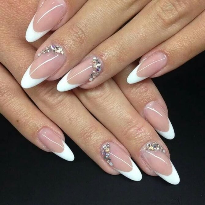 Francesinha-com-pedrarias-ou-strass-6 Unhas Francesinhas: 20 Ideias Elegantes para Usar em Diferentes Ocasiões