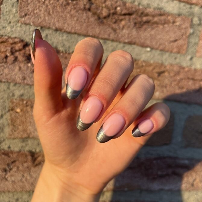 Francesinha-cromada-1 Unhas Francesinhas: 20 Ideias Elegantes para Usar em Diferentes Ocasiões
