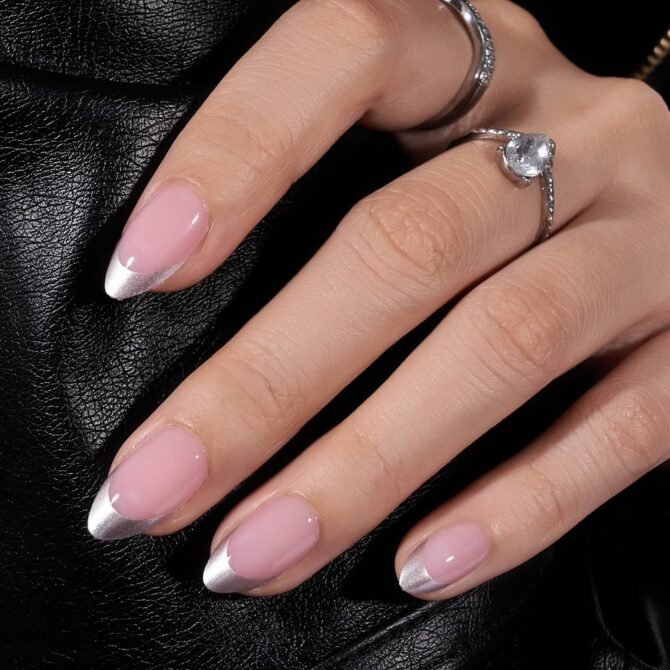 Francesinha-cromada-2 Unhas Francesinhas: 20 Ideias Elegantes para Usar em Diferentes Ocasiões