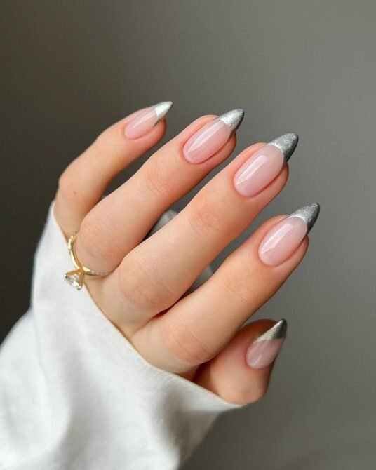 Francesinha-cromada-4 Unhas Francesinhas: 20 Ideias Elegantes para Usar em Diferentes Ocasiões