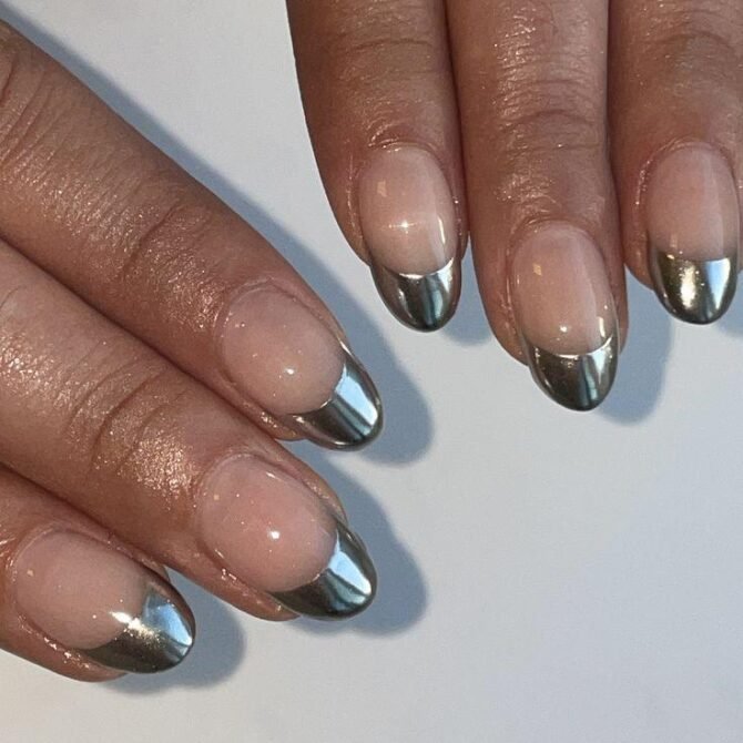 Francesinha-cromada-6 Unhas Francesinhas: 20 Ideias Elegantes para Usar em Diferentes Ocasiões