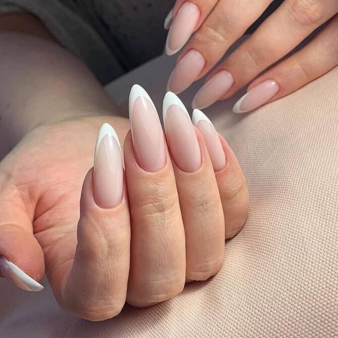 Francesinha-em-unhas-amendoadas-1 Unhas Francesinhas: 20 Ideias Elegantes para Usar em Diferentes Ocasiões