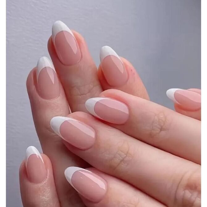 Francesinha-em-unhas-amendoadas-3 Unhas Francesinhas: 20 Ideias Elegantes para Usar em Diferentes Ocasiões