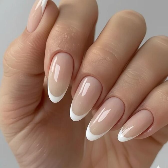 Francesinha-em-unhas-amendoadas-4-1 Unhas Francesinhas: 20 Ideias Elegantes para Usar em Diferentes Ocasiões