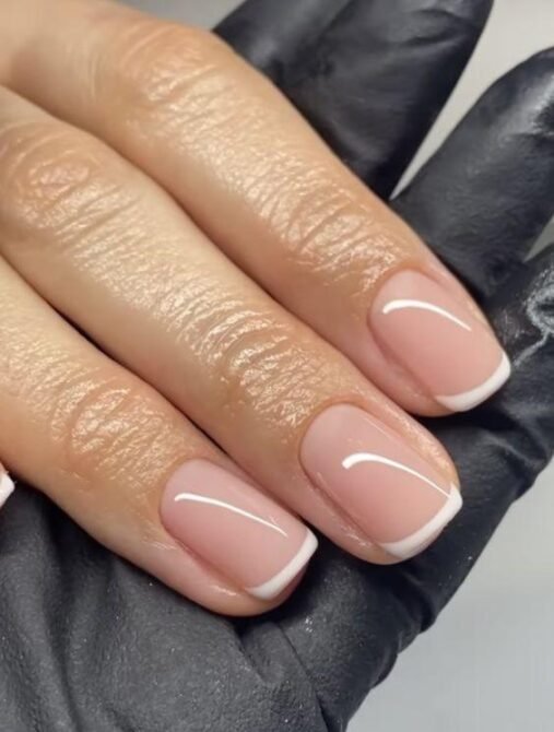 Francesinha-em-unhas-curtas-6 Unhas Francesinhas: 20 Ideias Elegantes para Usar em Diferentes Ocasiões