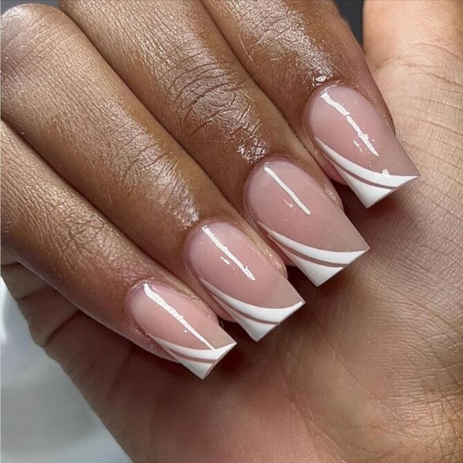 Francesinha-lateral-ou-diagonal-2 Unhas Francesinhas: 20 Ideias Elegantes para Usar em Diferentes Ocasiões