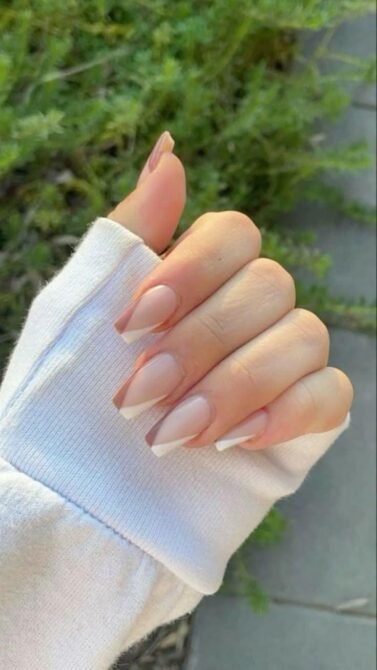Francesinha-lateral-ou-diagonal-3 Unhas Francesinhas: 20 Ideias Elegantes para Usar em Diferentes Ocasiões