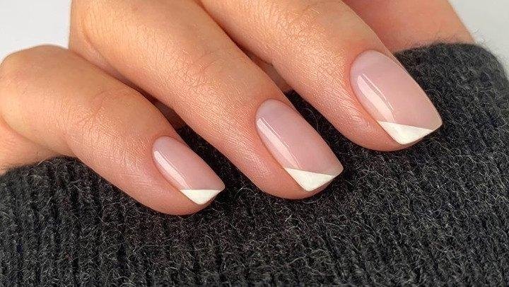 Francesinha-lateral-ou-diagonal-5 Unhas Francesinhas: 20 Ideias Elegantes para Usar em Diferentes Ocasiões