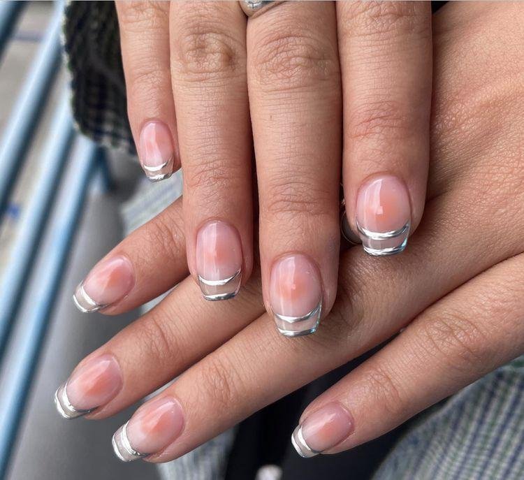 Francesinha-metalizada-3 Unhas Francesinhas: 20 Ideias Elegantes para Usar em Diferentes Ocasiões