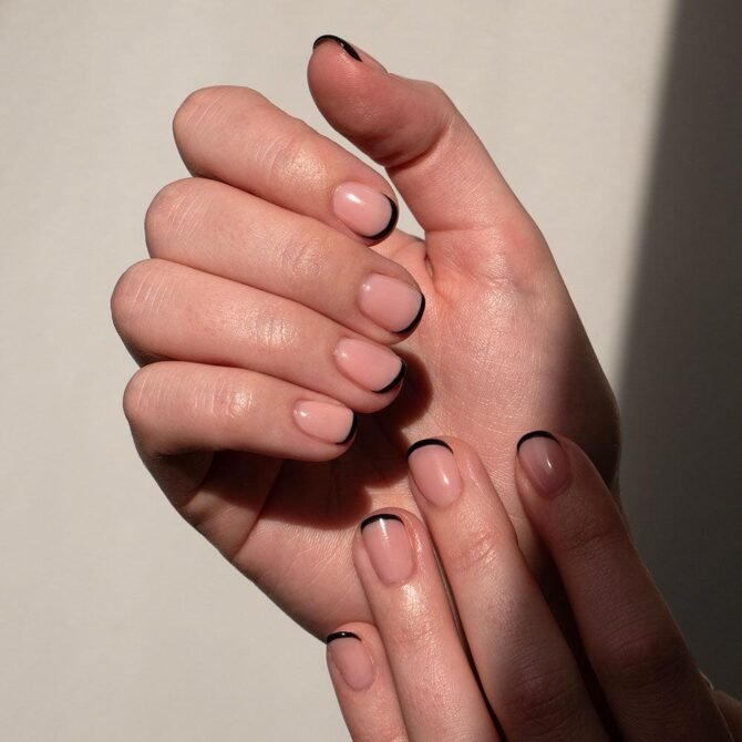 Francesinha-preta-3 Unhas Francesinhas: 20 Ideias Elegantes para Usar em Diferentes Ocasiões