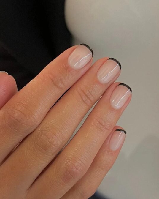Francesinha-preta-4 Unhas Francesinhas: 20 Ideias Elegantes para Usar em Diferentes Ocasiões